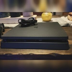 PlayStation 4 Slim Black 1TB Excellent Condition + Headset,Charging Dock,7 Games